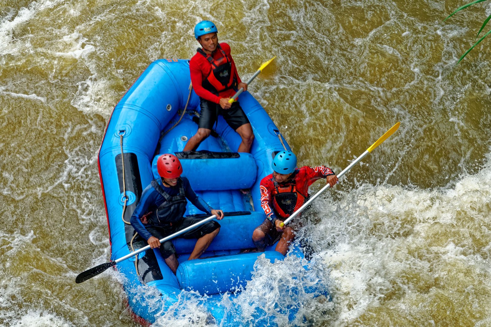 Rafting na rwącej rzece