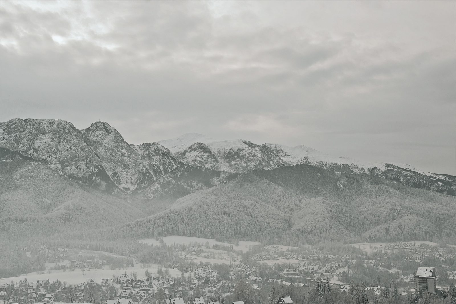 Zimowa panorama Zakopanego i Tatr
